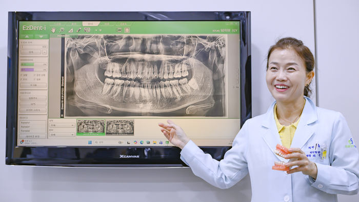 9일 오후 대구 수성구 범물동 사과나무치과의원에서 허영주 대구치과의사회장이 파노라마 엑스레이 영상과 치아 모형을 활용해 구강건강관리법에 대해 설명하고 있다.
이현덕기자 lhd@yeongnam.com