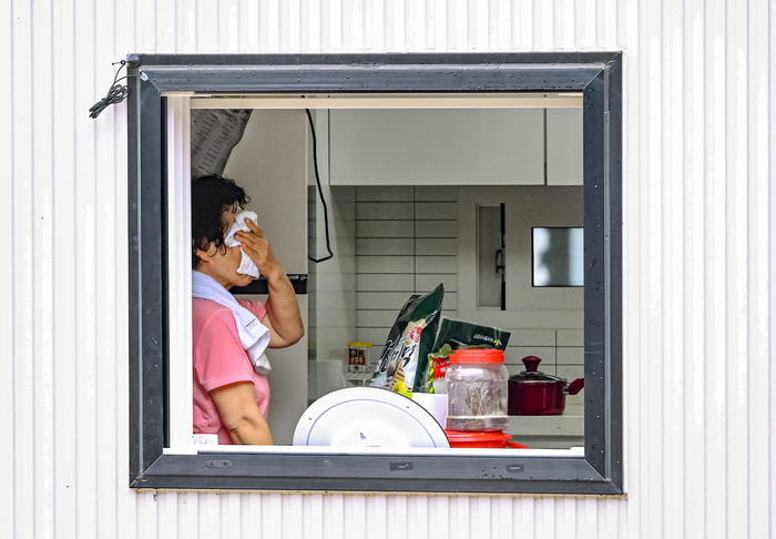 19일 경북 안동시 일직면 산불 이재민 임시주택에서 지난해 산불에 이어 밤사이 쏟아진 기록적인 폭우로 또다시 피해를 입은 한 주민이 침수된 집 안을 정리하며 수건으로 땀과 눈물을 닦고 있다. 전날 밤 내린 집중호우로 인근 하천이 범람하면서 산불 이재민 임시주택이 침수되는 피해가 발생했으며, 관계기관은 중장비를 동원해 긴급 복구작업을 벌이고 있다.
이현덕기자 lhd@yeongnam.com