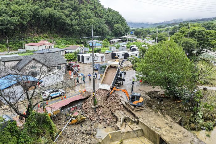 19일 경북 안동시 일직면에서 밤사이 쏟아진 기록적인 폭우로 유실된 도로를 관계기관이 중장비를 동원해 긴급 복구하고 있다. 전날 밤 내린 집중호우로 인근 하천이 범람하면서 도로와 교량 등이 파손되는 피해가 발생했으며, 관계기관은 통행 재개를 위한 응급 복구작업을 이어가고 있다.
이현덕기자 lhd@yeongnam.com