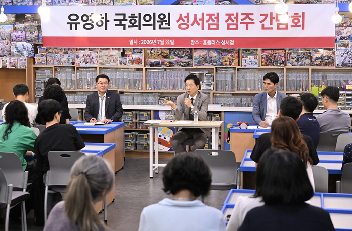 22일 대구 달서구 홈플러스 성서점에서 유영하 국민의힘 의원이 입점 점주들과 간담회를 열고 회생절차 이후 대책에 대한 의견을 듣고 있다. 이날 점주들은 오는 9월까지 영업을 이어갈 수 있게 됐지만 대금 정산과 향후 운영 계획은 여전히 불확실하다며 정부와 관계기관의 실질적인 지원과 대책 마련을 촉구했다.
이현덕기자 lhd@yeongnam.com