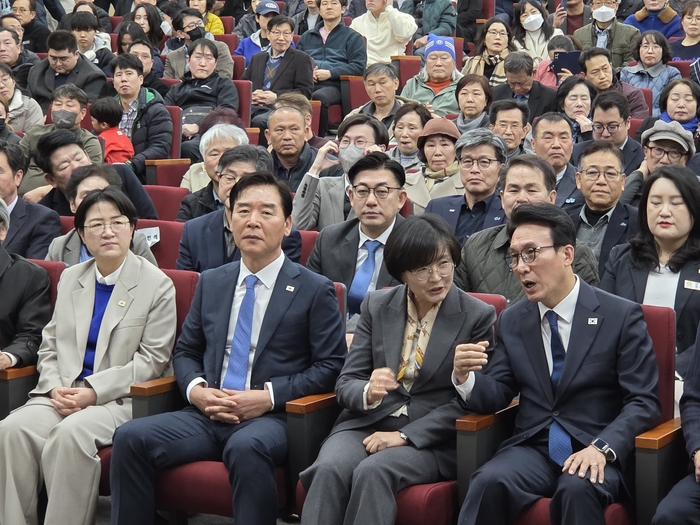 지난 2월 ㅍ항에서 열린 국정설명회에서 김민석 총리와  임미애 의원이 대화를 나누고 있다. <전준혁기자>