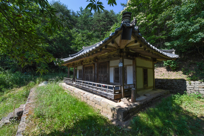 영해의진 의병장 이수악은 창수면 오촌리 저곡마을에서 말년을 보냈고, 대한민국 정부는 1993년 건국훈장 애족장을 추서했다. 사진은 이수악이 거처했던 오촌리 우헌정.