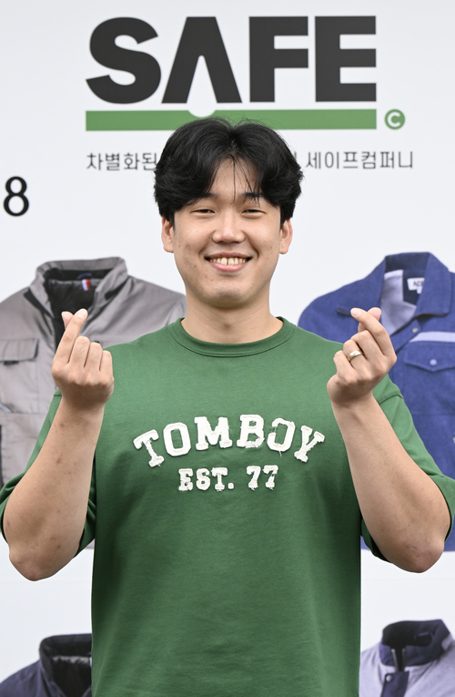 25일 오후 이정욱 세이프컴퍼니 대표가 자신의 사무실에서 손하트를 만들어 보이고 있다. 이 대표는 판매 수익금의 일부를 기부하며 나눔을 실천하고 있다.
이윤호기자 yoonhohi@yeongnam.com