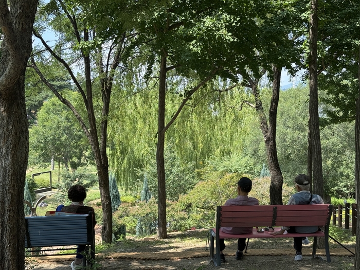 지난 27일 대구 서구그린웨이를 찾은 시민들이 아래 벤치에 앉아 쉬고 있다. 구경모기자