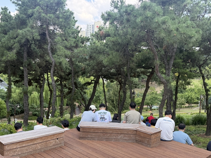 지난 27일 대구 서구그린웨이를 찾은 시민들이 아래 벤치에 앉아 쉬고 있다. 구경모기자