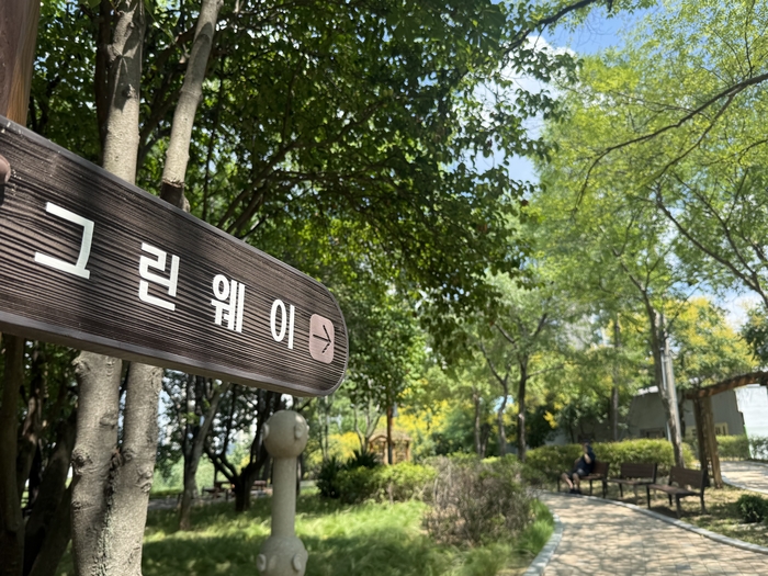 지난 27일 찾은 대구 서구 중리동 서구그린웨이 입구. 이현그린웨이는 서대구공단 완충녹지와 이현공원을 잇는 왕복 7㎞ 규모의 도심 숲길이다. 구경모기자