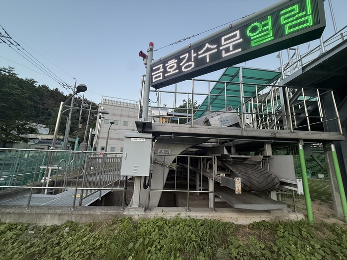 대구 북구 노곡동  제진기. 집중호우 때 빗물과 함께 유입되는 낙엽과 생활쓰레기 등 이물질을 걸러 펌프 고장과 배수 지연을 막는 역할을 한다. 구경모기자