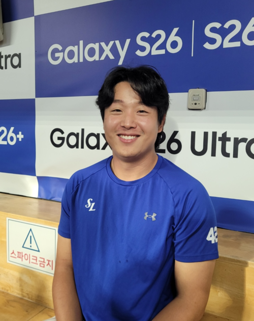 지난달 28일 대구삼성라이온즈파크에서 열린 삼성과 KT 경기에서 선발승을 거둔 양창섭이 경기 직후 취재진과 인터뷰 하고 있다. 임훈기자 hoony@yeongnam.com
