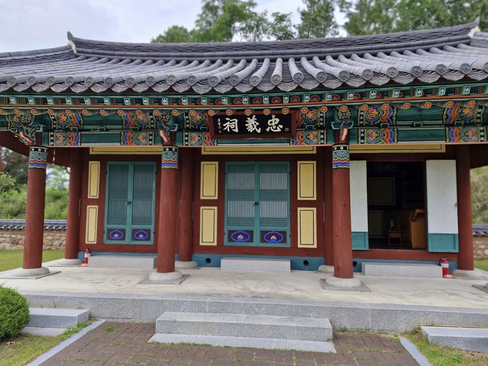 1. 신돌석 장군 유적지 성역화 공간의 가장 핵심이 되는 사당인 충의사(忠義祠)는 정면 3칸, 측면 2칸 규모의 맞배지붕 양식으로 지어졌다. 화려하면서도 기품 있는 단청이 기둥과 처마를 수놓고 있어 나라를 위해 목숨을 바친 장군의 숭고한 정신을 시각적으로 말해준다. <남두백 기자>