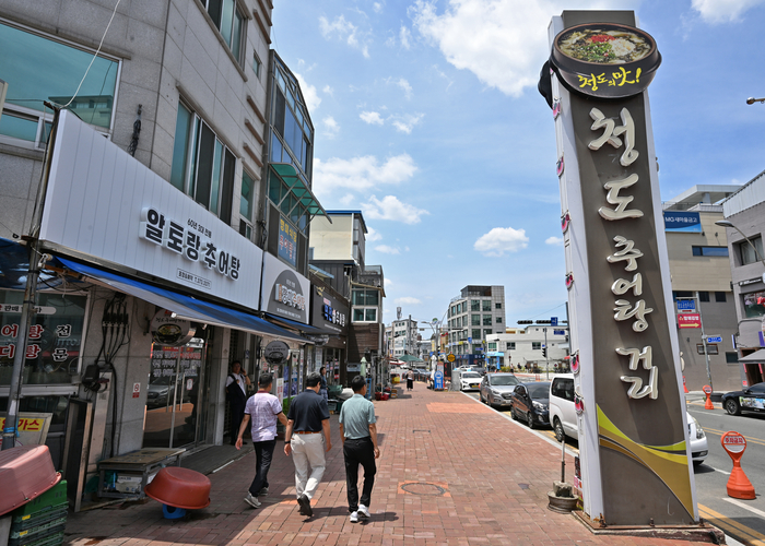 청도시장에서 청도역 방면으로 가면 청도 추어탕거리가 나타난다. 남도식 추어탕과는 그 매력이 다른 경상도식 추어탕으로 맑고 시원한 국물이 특징이다.