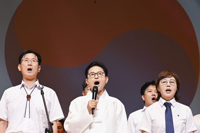 1일 경북 안동시 경북도청 동락관에서 열린 민선 9기 제34대 경상북도지사 취임식에서 이철우 경북도지사와 도청 간부들이 애국가를 제창하고 있다.
이현덕기자 lhd@yeongnam.com 