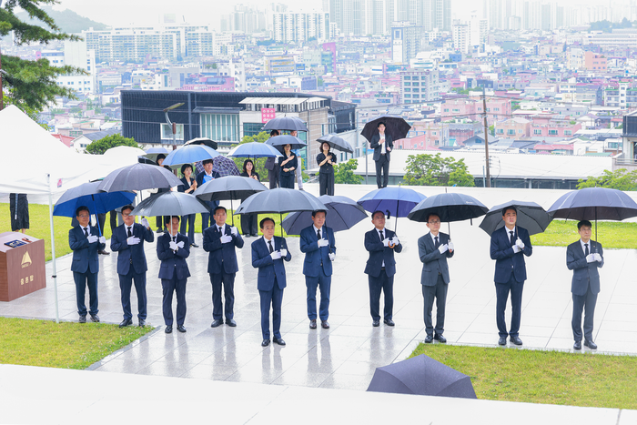 1일 오전 대구 앞산 충혼탑에서 추경호 대구시장과 대구 9개 구·군 단체장이 호국영령들에 대한 참배를 하는 모습. <대구 서구청 제공>
