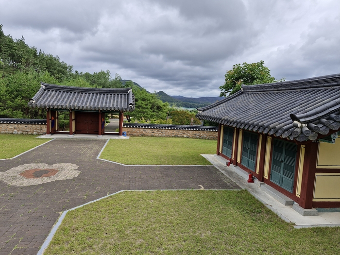 영덕 신돌석 장군 유적지 사당(충의사) 구역에서 내려다본 외삼문(경의문)과 주변 경내의 전경. 사당을 보조하는 부속 건물로 배치된 맞배지붕 양식의 외삼문은 유적지 성역화 공간의 바깥 출입문 역할을 한다. <남두백 기자>