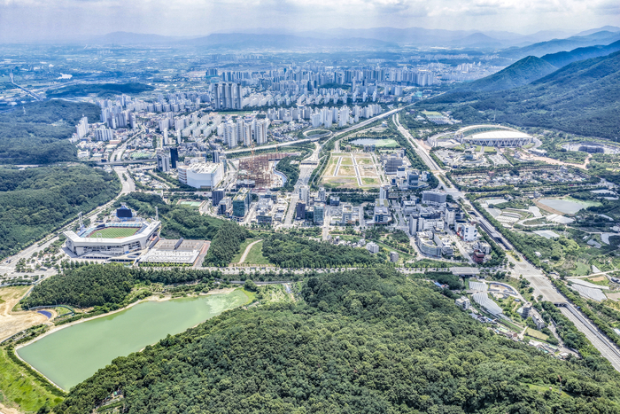 대구 수성구 수성알파시티가 국토교통부로부터 전국 최초 스마트도시 특화단지로 지정·고시된 2일 수성알파시티에 상업시설과 사무빌딩 등이 들어서고 있다. 대구시는 수성알파시티 일원을 모빌리티·로봇과 지능형 관제·안전 분야의 혁신기술 실증과 사업화를 지원하는 국가대표 스마트도시 산업거점으로 육성할 계획이다.
이현덕기자 lhd@yeongnam.com 