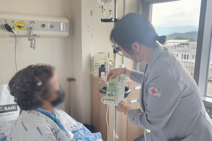 영주시 지역사회 통합돌봄 체계와 협력 중인 병원이 퇴원을 앞 둔 시민에게 지역사회 통합돌봄 체계에 대해 설명하고 있다. <영주시 제공>
