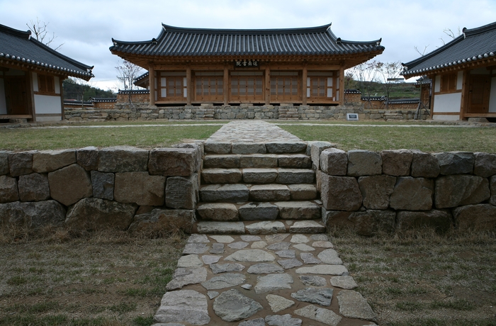 경북 문경시 산양면에 위치한 근암서원 전경. 자연석으로 쌓은 축대와 돌계단 너머로 강당인 숭정당이 자리하고 있으며, 좌우의 전통 한옥 건물이 단정하게 배치돼 조선시대 서원의 절제된 건축미와 선비정신을 보여주고 있다. <강남진기자>