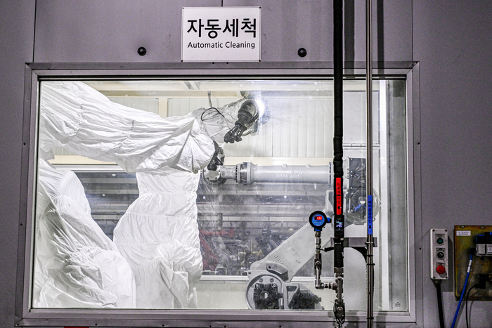 지난달 29일 대구 달성군 HD현대로보틱스 본사 생산공장에서 세척 로봇이 생산 중인 산업용 로봇을 세척하고 있다. 이현덕기자