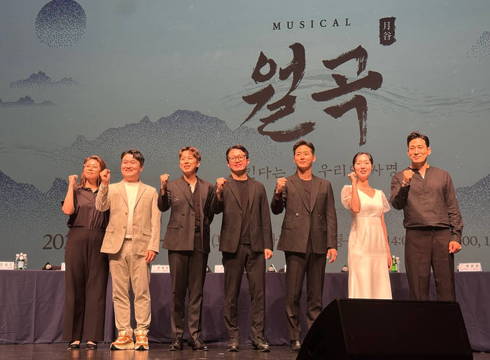 뮤지컬 월곡 제작진 및 배우들이 지난 2일 달서아트센터 청룡홀에서 열린 기자간담회에서 단체 기념 사진을 촬영하고 있다. 왼쪽부터 장혜린 연출가, 진주백 작곡가, 배우 조성민, 이성욱 달서아트센터 관장, 배우 이충주·박정민·박시원. 조현희기자 hyunhee@yeongnam.com