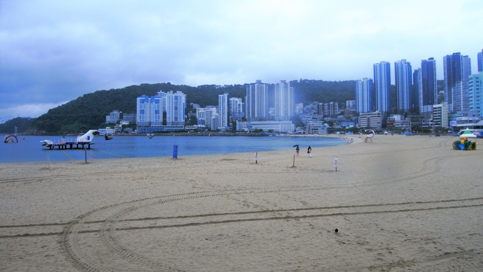 송도해수욕장은 1913년에 만들어진 우리나라의 첫 공설해수욕장이다. 7월 1일 개장해 다음 달 말까지 운영한다.