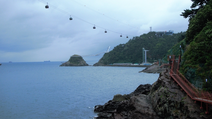 송도반도의 남쪽 끝에는 암남공원이 큼직하게 자리한다. 암남공원에서 무인도인 동섬을 연결하는 다리가 송도 용궁구름다리다.