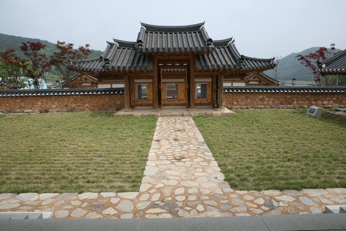 근암서원 사당에서 바라본 서원 전경. 정갈하게 이어진 돌길과 외삼문 너머로 전통 한옥 건물이 조화를 이루고 있으며, 주변 산세와 어우러진 고즈넉한 풍경이 조선시대 서원의 품격과 선비문화의 정취를 느끼게 한다. <강남진기자>
