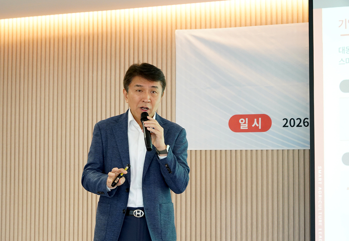 지난 4월29일 대구 달성군 대동모빌리티에서 개최된 대동 Tech Day(테크 데이)에서 강성철 대동로보틱스 대표이사가 자사의 2030 로드맵을 발표하고 있다. <대동 제공>