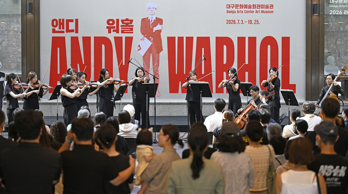 4일 오후 대구 달서구 대구문화예술회관 미술관에서 열린 미술관 라이브에서 대구시립교향악단이 공연을 선보이고 있다. 대구시립예술단은 가을에도 토요시민콘서트를 통해 9월부터 10월까지 동성로와 수성못 등 대구 도심 곳곳에서 클래식·합창·무용·연극 등 다양한 장르의 공연을 선보일 예정이다.
이윤호기자 yoonhohi@yeongnam.com