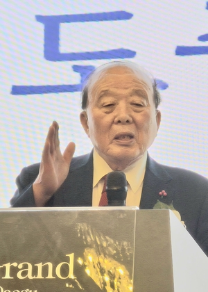 도충구 대구대 명예교수가 3일 그랜드호텔에서 열린 북한사랑 30년, 그날! 삼천리강산 휘파람동산 출간기념회에서 인사말을 하고 있다.