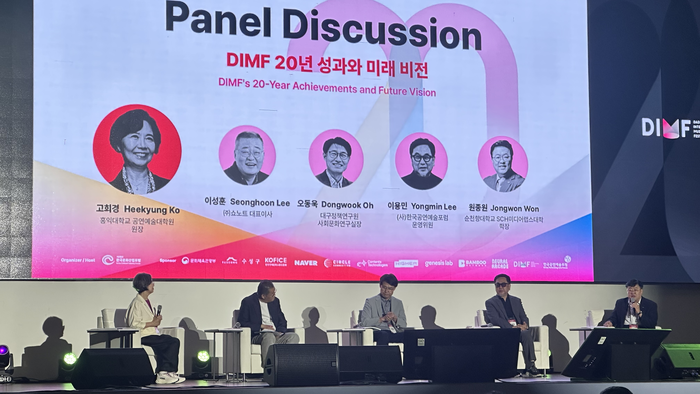 지난 3일 세계문화산업포럼 둘째날 행사에서 대구국제뮤지컬페스티벌(DIMF) 20주년 기념 세션이 진행되고 있다. 왼쪽부터 고희경 홍익대 공연예술대학원 원장, 이성훈 쇼노트 대표이사, 오동욱 대구정책연구원 사회문화연구실장, 이용민 한국공연예술포럼 운영위원, 원종원 순천향대 SCH미디어랩스대학 학장. 조현희기자 hyunhee@yeongnam.com