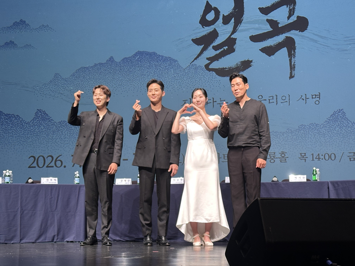 뮤지컬 월곡 배우진들이 지난 2일 진행된 기자간담회에서 단체 사진을 촬영하고 있다. 왼쪽부터 배우 조성민(혁이 역), 이충주(우배선 역), 박정민(월이 역), 박시원(카게요시 역). 조현희기자 hyunhee@yeongnam.com