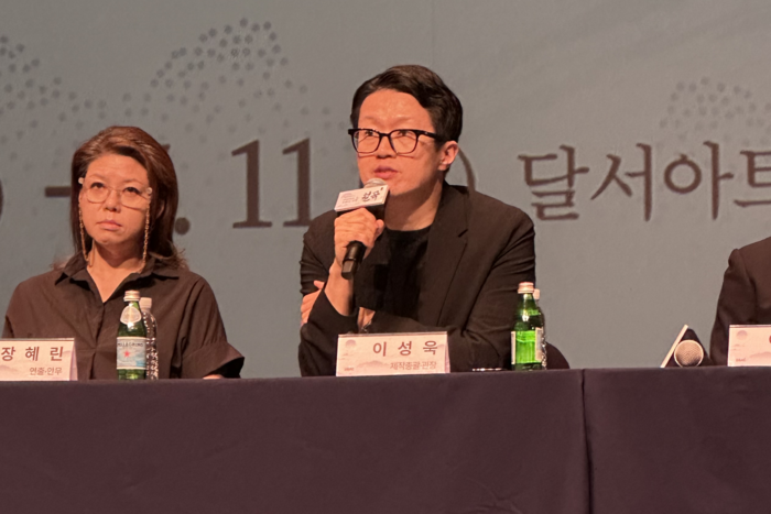 이성욱 달서아트센터 관장이 지난 2일 진행된 뮤지컬 월곡 기자간담회에서 올해 작품의 기획 방향을 소개하고 있다. 조현희기자 hyunhee@yeongnam.com