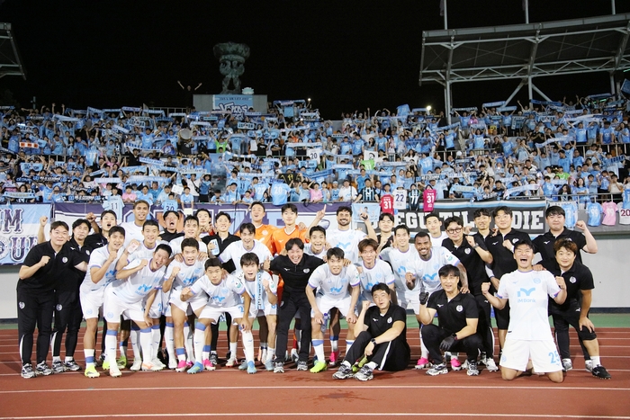 지난 4일 청주종합경기장에서 열린 K리그2 충북청주FC와의 원정 경기에서 5대1 대승을 거둔 대구FC 선수들. <대구FC 제공>