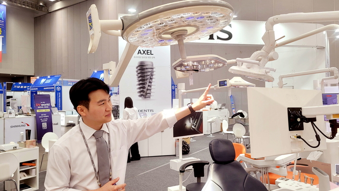 지난 3일 대구 엑스코에 마련된 DIDEX 2026 행사장에서 <주>덴티스의 한 직원이 치과용 LED 진료등과 수술등에 대해 설명하고 있다. 이효설 기자