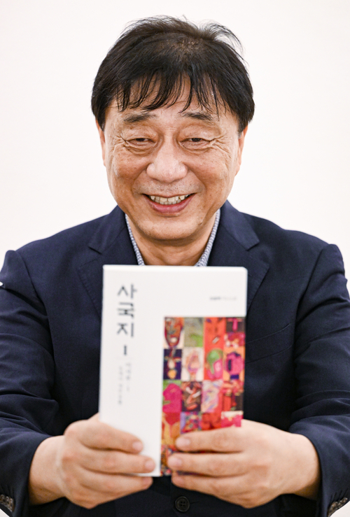 소설가이자 문학평론가인 하응백 작가가 최근 영남일보 본사에서 가진 인터뷰에 앞서 자신의 저서 사국지를 들어 보이고 있다. 이현덕기자 lhd@yeongnam.com