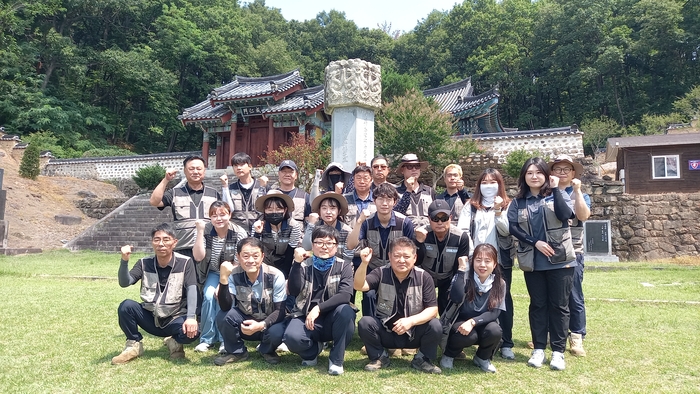 대구문화유산돌봄센터 직원들이 지난달 30일 대구 달성군 하빈면 묘리 태고정 경내에서 소방훈련을 마친 후  기념촬영을 하고 있다.