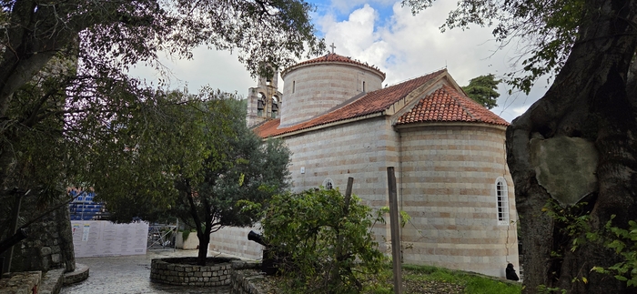 성 삼위일체 교회. 금이 간 벽은 1979년 지진의 상흔이다.