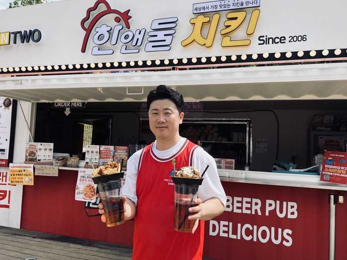 지난 4일 대구치맥페스티벌 현장에서 만난 한앤둘치킨 민철기 대표. 이승엽기자