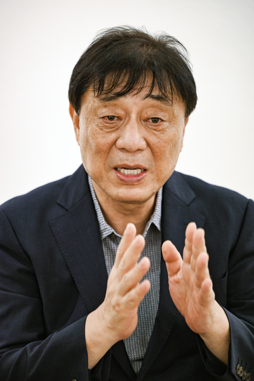소설가이자 문학평론가인 하응백 작가가 올해 완간한 대하역사소설 사국지(전 5권)의 집필 과정에 대해 설명하고 있다. 이현덕기자 lhd@yeongnam.com