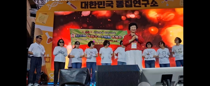 1일부터 5일까지 대구 평화시장 닭똥집 명물걸에서 열린 대구 평화시장 닭똥집골목 치맥페스티벌에서 신암1동 통장들이 노래경연대회에 참가했다. 김점순 시민기자