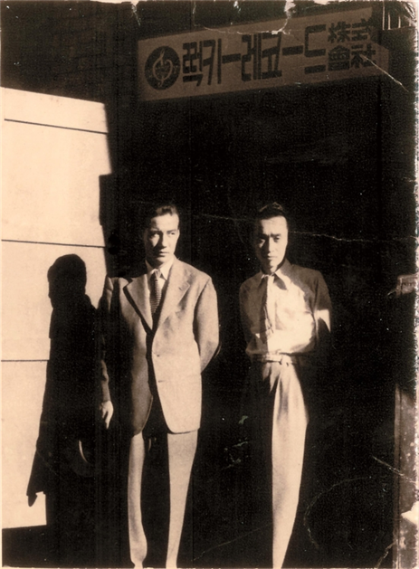 1949년 박시춘이 설립한 럭키레코드 사옥 앞에서 사진을 찍은 유호(우측). 좌측은 신라의 달밤을 부른 가수 현인이다.  <출처=국가기록원>