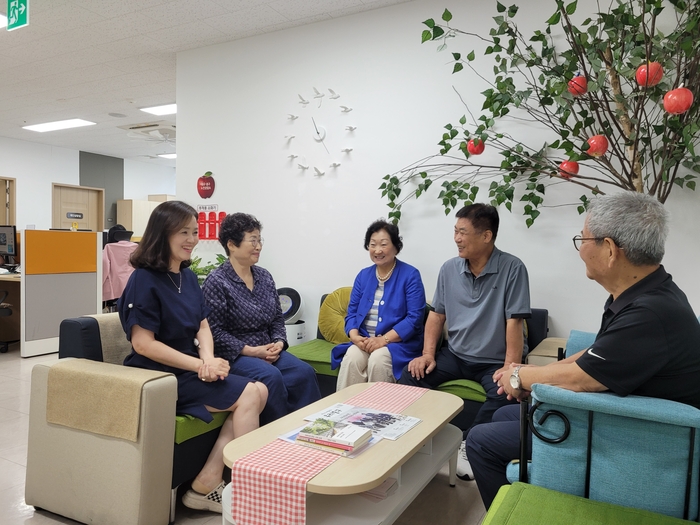 대구중구노인상담소에서 김후남(왼쪽) 소장과 자원봉사자, 이용자들이 담소를 나누고 있다.