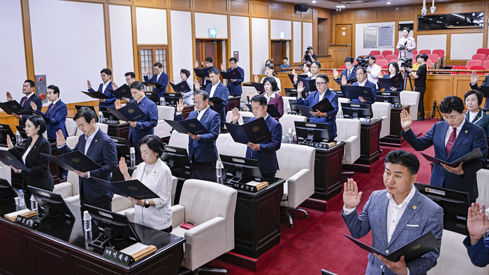 6일 오후 대구 중구 대구광역시의회 본회의장에서 열린 제10대 전반기 대구광역시의회 개원식에서 의원들이 선서를 하고 있다. 대구광역시의회는 이날 공식 의정활동을 시작했으며, 7일 상임위원장 선출 등을 거쳐 전반기 원구성을 마무리할 예정이다.
이현덕기자 lhd@yeongnam.com