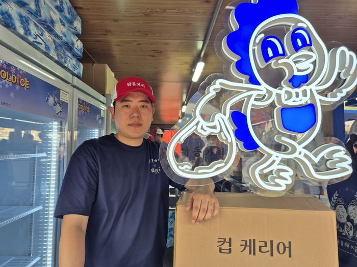 지난 4일 대구치맥페스티벌 현장에서 만난 닭동가리 안대규 본부장이 포즈를 취하고 있다. 이승엽기자
