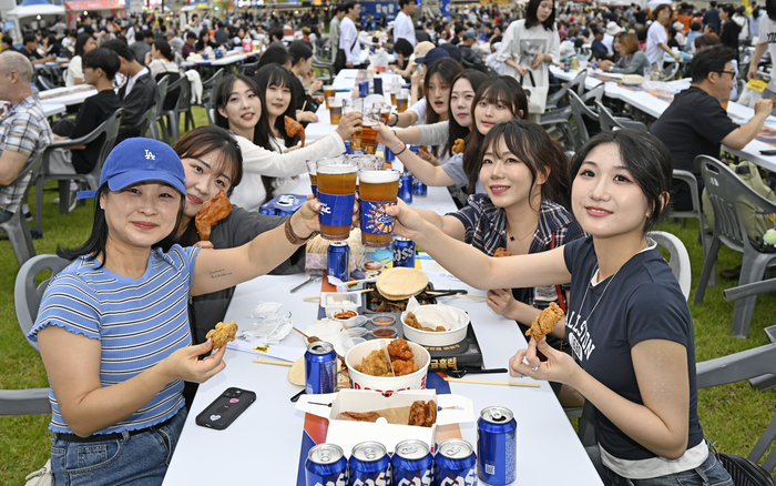 지난 1일 대구 달서구 두류공원 2·28자유광장에서 열린 2026 대구치맥페스티벌을 찾은 시민들이 치킨과 맥주를 즐기고 있다. <영남일보DB>