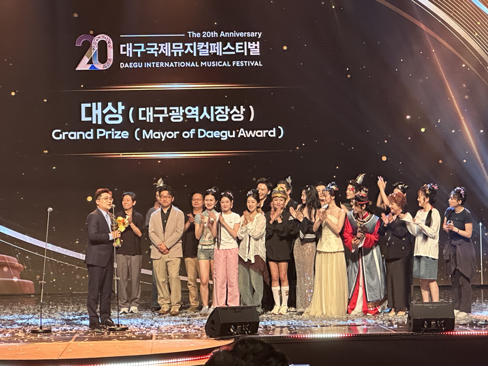지난 6일 열린 제20회 대구국제뮤지컬페스티벌(DIMF) 시상식에서 대상을 수상한 보옥 프로듀서가 수상소감을 발표하고 있다. 조현희기자 hyunhee@yeongnam.com