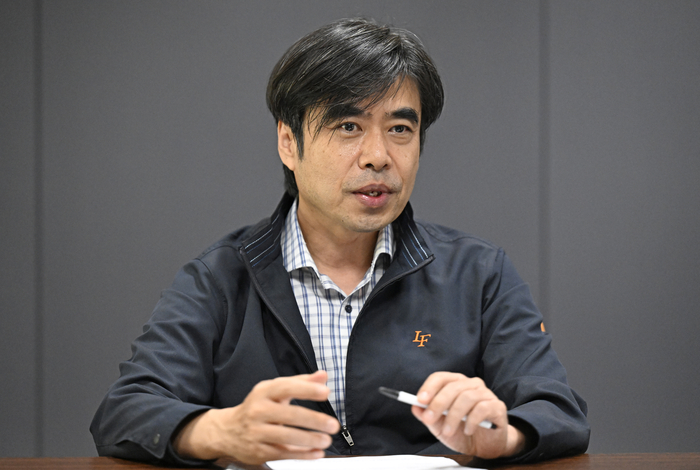 지난달 30일 오후 대구 달서구 엘엔에프 본사에서 장성균 CPO가 자사의  LFP(리튬인산철) 양극재만의 기술력을 설명하고 있다.
이윤호기자 yoonhohi@yeongnam.com