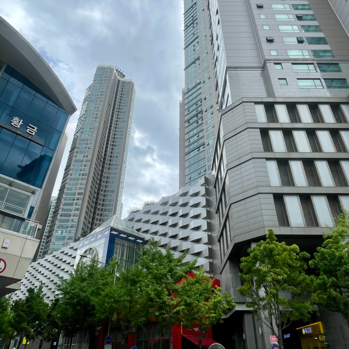 홈플러스 수성점은 788세대 주상복합아파트 지하에 대규모 점포로 운영되고 있다. 윤정혜 기자