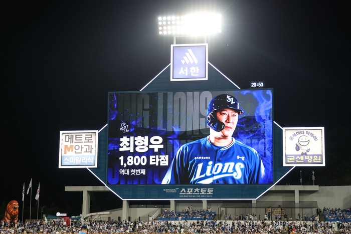 지난 7일 대구삼성라이온즈파크에서 열린 삼성과 LG 경기 7회말 최형우가 KBO 리그 최초 1천800타점을 달성하는 순간 전광판에 관련 기록이 나오고 있다. <삼성 라이온즈 제공>