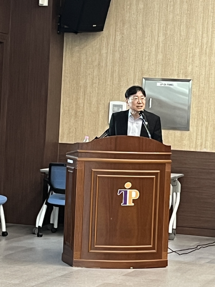 채헌 포항테크노파크 전략기업본부 부장이 7일 포항테크노파크 제5벤처동 대강당에서 한국은행 포항본부와 포항테크노파크가 공동 개최한 철강산업 환경변화와 대응방향 세미나에서 주제 발표를 하고 있다.<김기태기자>