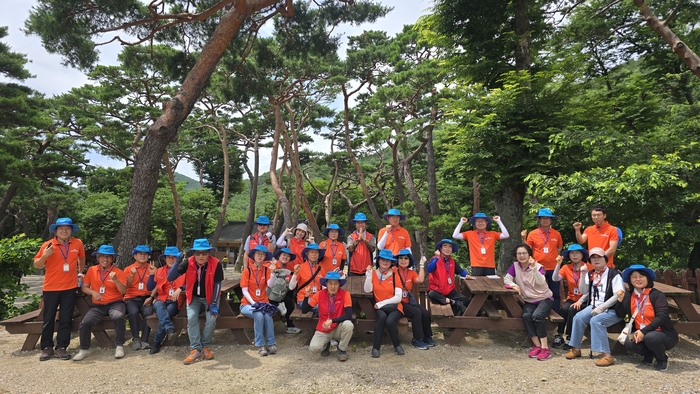 보경사 해설봉사에 나선 포항문화역사길라잡이 회원들. <포항문화역사길라잡이 제공>